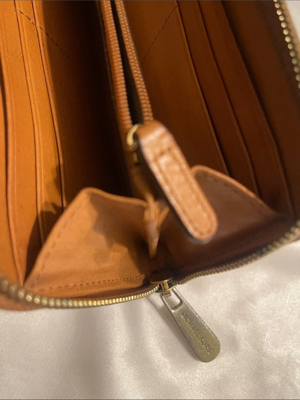 Michael Kors Tan Beige Signature Zip Wallet with Gold Plaque - Picture 3 of 9
